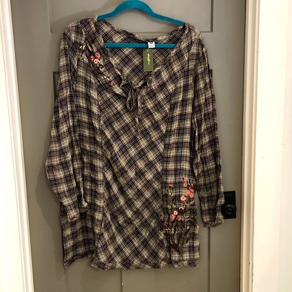 Eddie Bauer Tops - NEW EDDIE Bauer embroidered blouse. Sz 2XL NEW WITH TAGS. CLOSET CLOSING